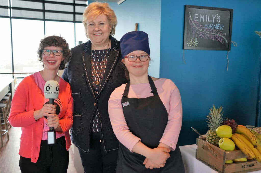 Bilde av TV-Bra reporter Anne Kari, Statsminister Erna Solberg og hotellansatt Emily Riedel