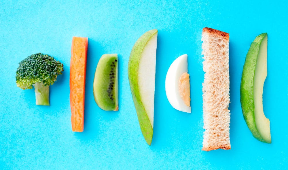 Matvarer og ernæring: Brokkoli, gulrot, kiwi, eple, egg, brød, avocado