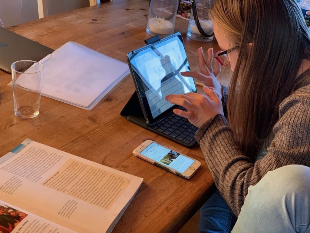Jente gjør lesker på iPad