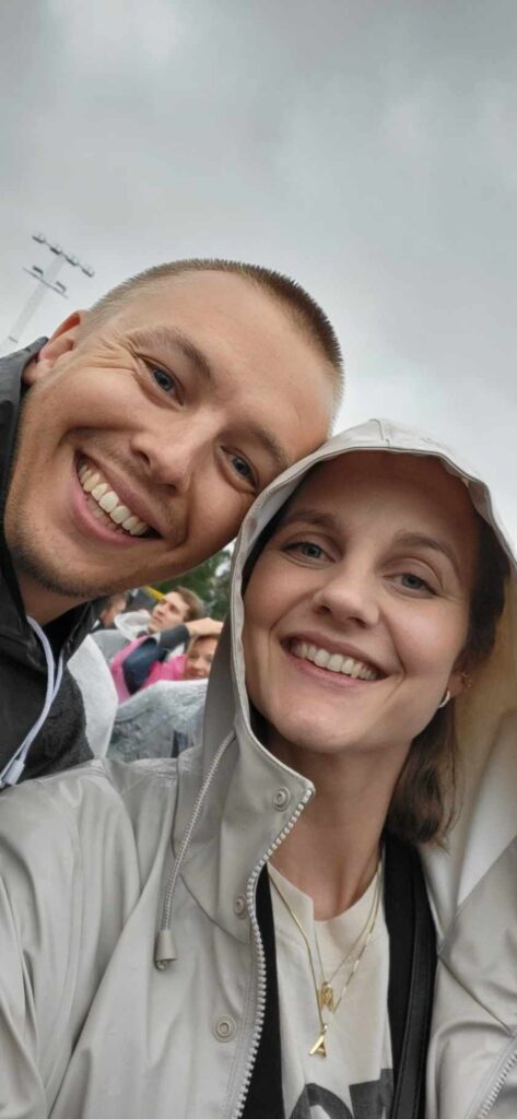 Mann og dame som har hodene inntil hverandre og smiler